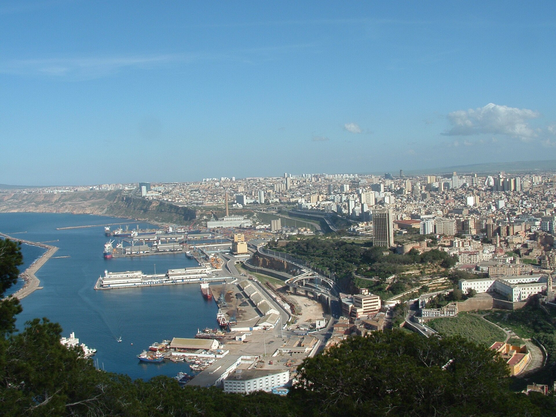 Voiture récente sur le quai d’un port méditerranéen prête pour l’export vers l’Algérie