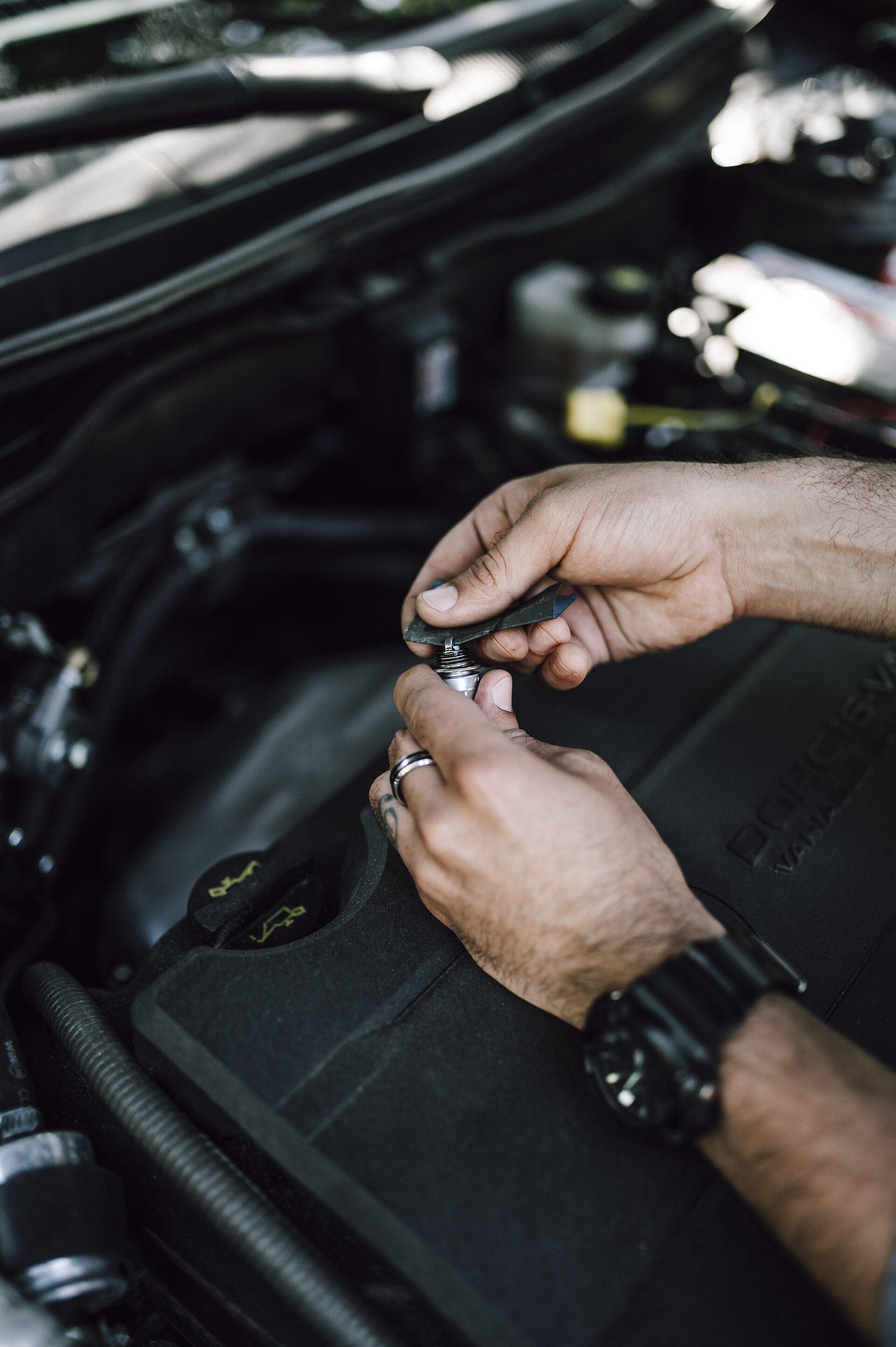 Inspection détaillée d’une carrosserie et d’un moteur avant enchère automobile